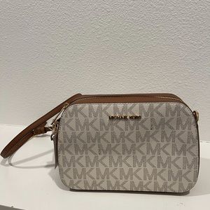 Micheal Kors crossbody bag